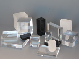 Cube, colonne, plaque en verre acrylique servant de socle pour minraux