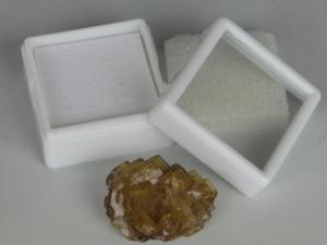 Une pierre brute paisse  placer dans la boite de gemmologie 4x4 cm