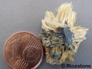 Rutile sur hmatite les filaments sont trs fins et fragile