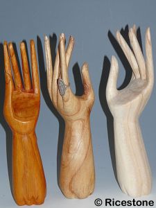 5b) Présentoir pour bague grande main en bois.