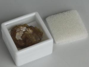 Mme une pierre brute paisse se loge dans la boite de gemmologie 4x4 cm