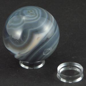 Prsentation d'une boule minrale sur un anneau en plastique de  3.1 cm