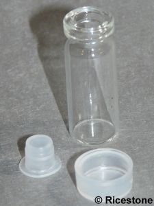 1b) Bouteille (petite) en verre 3cc avec bouchon, H=3,6 cm