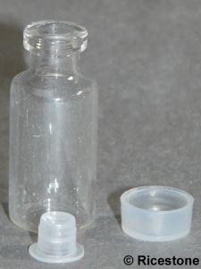 1f) Bouteille (petite) en verre de 6cc avec bouchon  H= 4,1cm