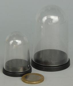 Les deux dmes en plastique transparent de 4,5 et 7 cm de hauteur