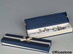 2b) Boite cadeau à bracelet, 20x4 cm.