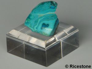 5) Cube, plaque, cylindre acrylique, socle et présentoir à minéraux.