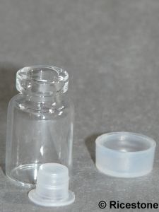 1c) Bouteille (petite) en verre de 3cc avec bouchon H=2,6 cm