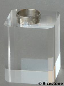 3d) Socle acrylique avec chanfrein 5x5x8 cm, colonne de présentation en plexiglas