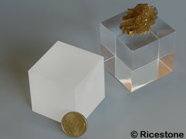 Socle, cube de 40mm pour surlever vos objets de collection (Minraux, statuettes) dans une vitrine