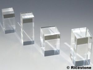 4e) Colonne acrylique 4x4x8 cm, Support-socle de minéralogie.