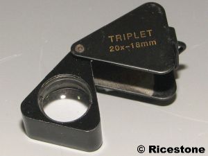 Loupe Triplet 20x18mm triangulaire, pliable d'horloger, bijoutier, gemmologue.