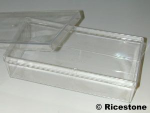 6a) Boite Plastique transparente 21 x 10.2cm, sans compartiment.