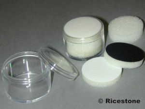 1b) 20x Boîtes larges rondes plastique de gemmologie. Ø 3.8 cm 