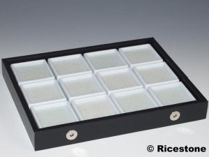 3d) Coffret de gemmologie et boîtes dessus verre 5x5cm.