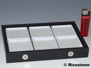 4a) Coffret de Gemmologie avec boîtes dessus verre 6x6 cm