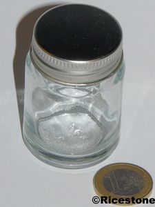 6a) Flacon en verre H= 6cm bouchon métal à vis, contenance 30ml