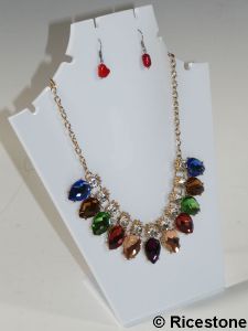 1c) Buste synthétique, collier, chaîne, pendentif. H=21 cm