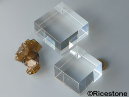 Deux socles acrylique pour minéraux