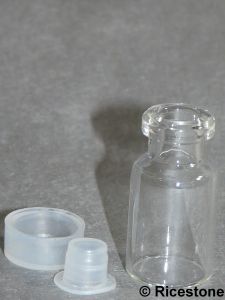 1d) Bouteille (petite) en verre 3cc avec bouchon, H= 3,2cm