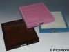 3ga) Coffret Feutrine 21x21cm; objets minces, CD, plaque.