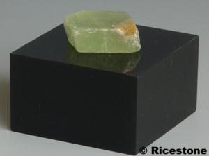 5c) Socle acrylique, présentoir pour minéraux 5x5x3cm  