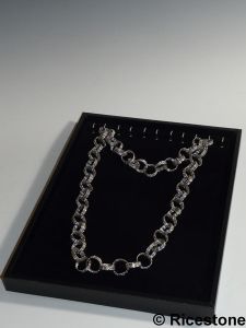 7a) Plateau collier <BR>Similicuir, intérieur feutrine noire.