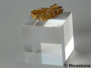 4c) Cube présentoir 4x4x4 cm, socle-support acrylique de minéralogie