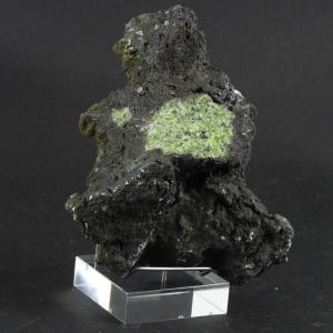 Bombe volcanique avec olivine présenté sur le chevalet universel PLANN