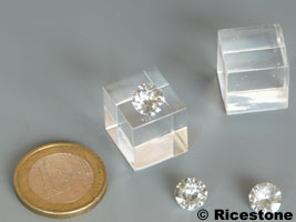 Mini socle 1.5x1.5 cm acrylique pour minéraux