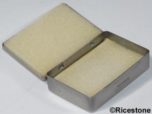 1a) Boite métal 6,5 x 9,7 x 2,2 cm pour objets fragile.