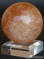 Socle cube acrylique 6x6 cm biseauté pour boule et Œuf jusqu'à 90mm 