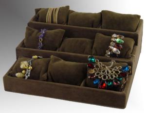 Les bijoux, bracelets ou chaines sont confortablement installs sur les coussins du prsentoir.