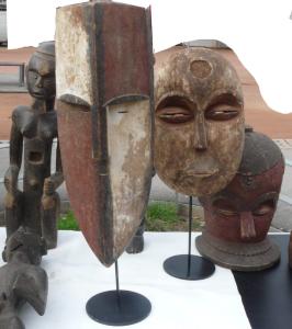 1b) Présentoir de hauteur 44 cm pour masque en Bois.