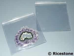 2g) Pochette plastique à zip 13x13cm pour gemme ou monnaies.