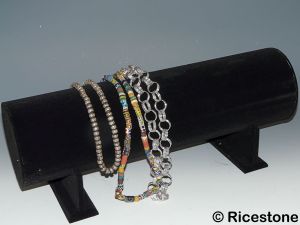 8) Présentoir collier, sautoir et bracelet.