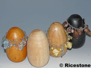 92a) Présentoir artisanal en bois pour bracelet ou montre.