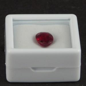 Boite de gemmologie avec rubis taill&eacute;e � l'int&eacute;rieur