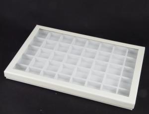 1e) Coffret 19x29 cm avec quarante casiers, 3x3 cm