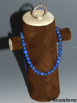 Porte bijoux brun, avec un collier et une bague