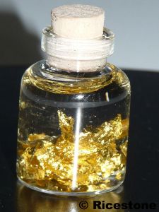 9a) Bouteille de feuilles et paillettes d'or. Hauteur 3,5 cm