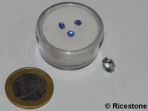 Boite  3.2 cm ronde en plastique avec mousse noire et blanche pour pierres tailles