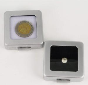 1d) Coffret de gemmologie luxe en métal pour objets minces.  5,5x5,5 cm.