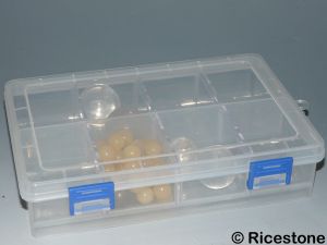 8a) Coffret de rangement plastique 8 compartiments.