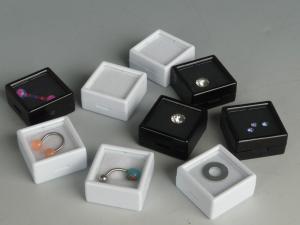 Présentation de gemmes Piercing, pièces mécanique, pièces de monnaies dans des boites de gemmologie