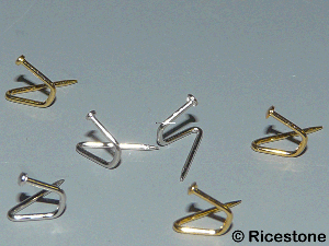 00) 12x petits clous dorés pour pendentif.
