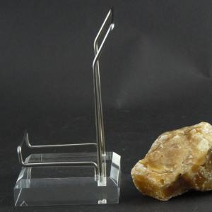 Chevalet métal de 14 cm sur socle acrylique. Présentoir de minéraux