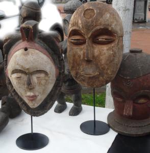 Prsentation des masques  diverses hauteurs grce aux prsentoirs 