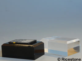 Socle Acrylique 3x5x2 cm de présentation d'objets d'archéologie