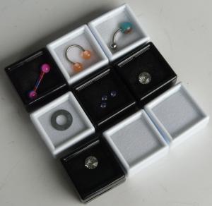 Boites 3x3 cm de gemmologie et objets de collection ou bijoux